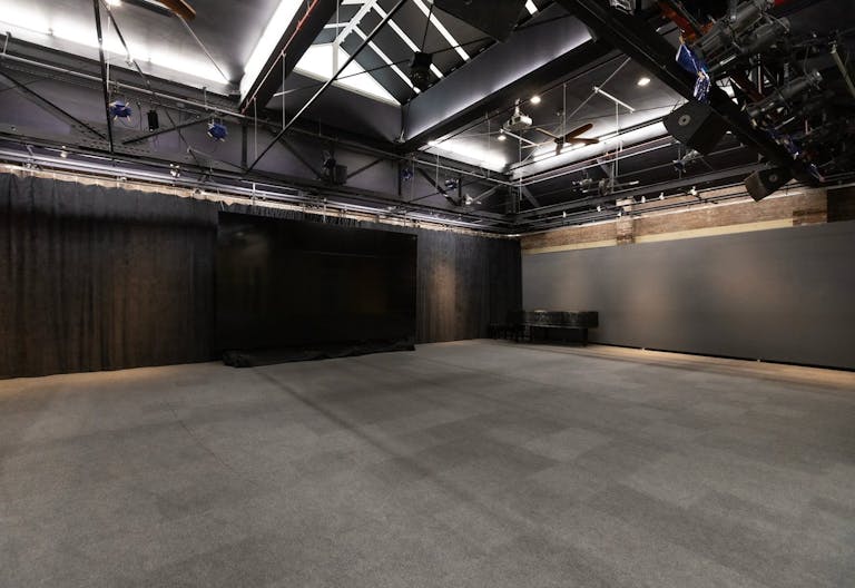 Expansive Loft with High Ceilings in Midtown Manhattan - Image 2