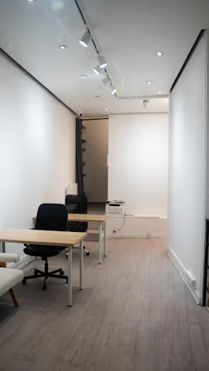 Adresse d’Exception : Espace Polyvalent au Pied de la Tour Eiffel (Pop UP, Bureaux, Séminaire, Galeries D'art) - Image 4