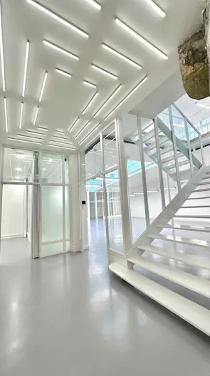 Loft industriel avec verrière zénithale - Image 4