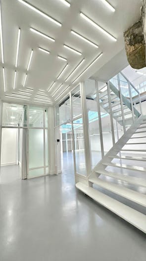 Loft industriel avec verrière zénithale - Image 4