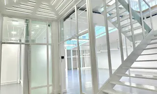 Loft industriel avec verrière zénithale - Image 4