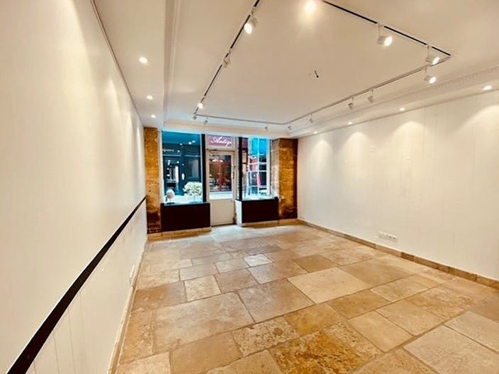 El�gant espace situ� au c?ur du 7�me arrondissement. - Image 0