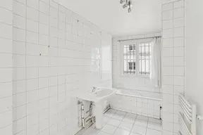 Contemporary Showroom in Le Marais - Image 12