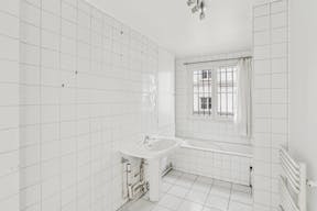 Contemporary Showroom in Le Marais - Image 12