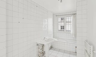 Contemporary Showroom in Le Marais - Image 12