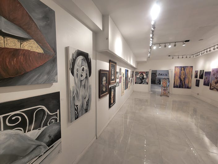 Stunning All White Marbled Gallery - Image 0