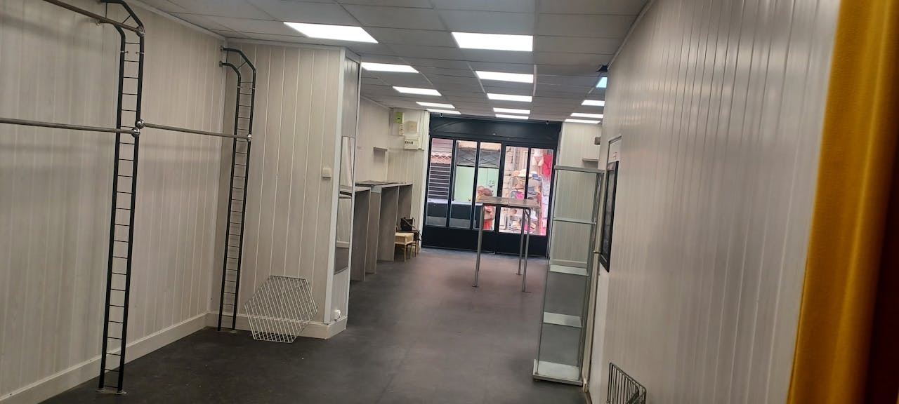 Espace Pop-up idéal dans le centre piéton commercial de Hyères - Image 2