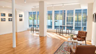 Studio photo dans des décors de cinéma avec salle de réception - Image 2