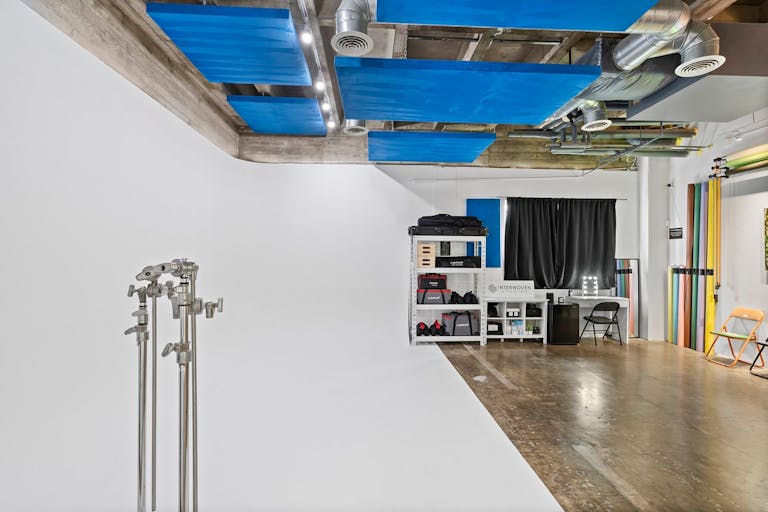MODERN PHOTO/VIDEO STUDIO | CYCLORAMA, GREEN SCREEN and SEAMLESS BACKDROP | AC, WIFI and SONOS | ALSO PERFECT FOR GALLERY SHOWS AND POP-UPS - Image 1