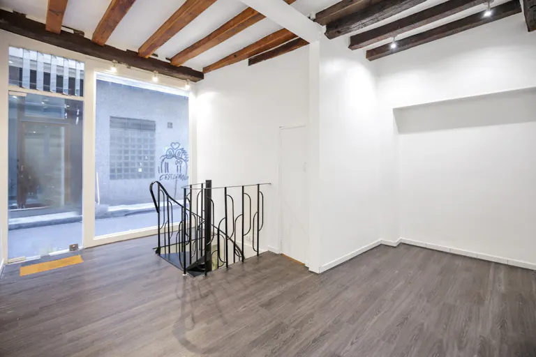 Le Marais Storefront & Vaulted Cellar – Showroom / Pop-Up, rue Chapon - Image 3
