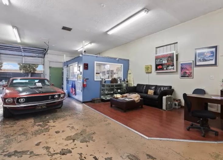 Flexible 4,000 SF Warehouse in La Habra, Near LA & OC, Ideal for Events or Storage - Image 3