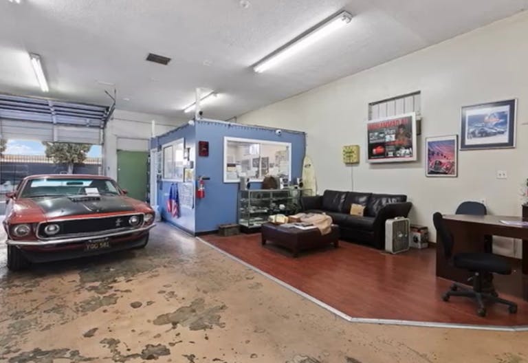 Flexible 4,000 SF Warehouse in La Habra, Near LA & OC, Ideal for Events or Storage - Image 3