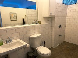 Colorful Spacious Garden Apartment - Image 18