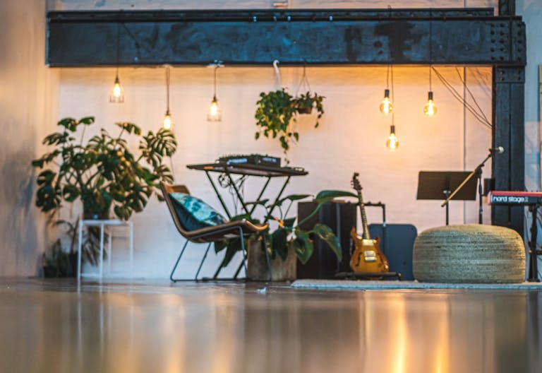 Sunny Plant Filled Dumbo Restored Warehouse // Perfect for Photo shoots/Dinner Parties/Events - Image 1