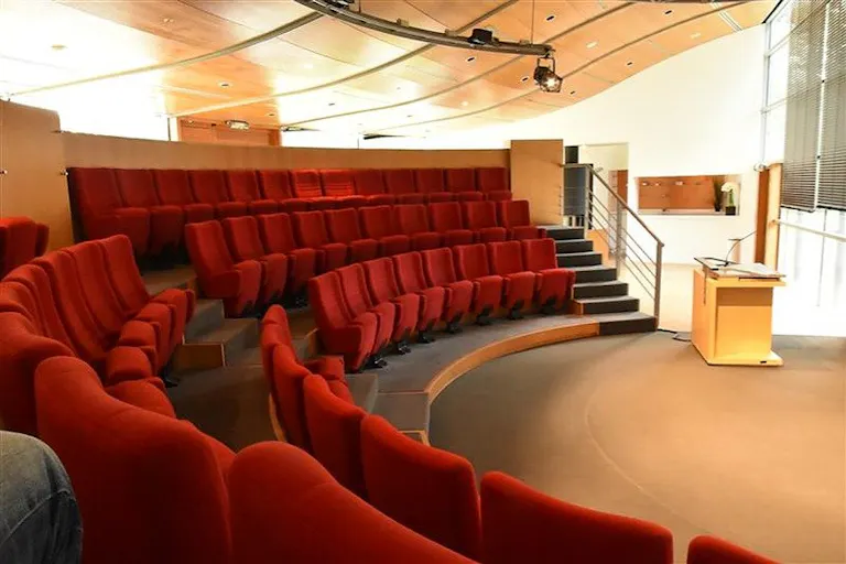 Espace de conférence ou de présentation avec amphithéâtre - Image 0