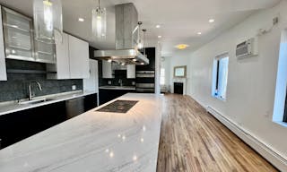 Modern Penthouse Showroom in SoHo - Image 13