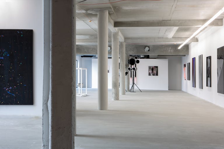 Puristic Art Gallery with beautiful Garden - Image 4