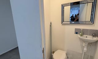 Boutique éphémère – Rue de Lévis, quartier ultra commerçant - Image 8