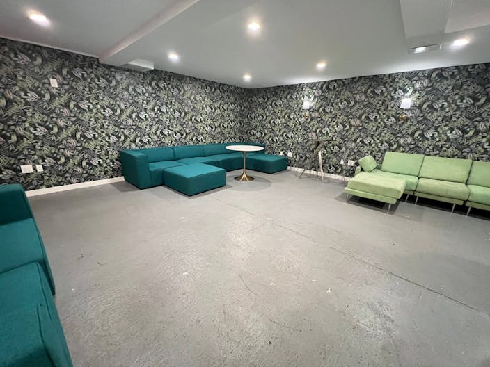 Intimate, Private Luxe Gallery Lounge - Image 1