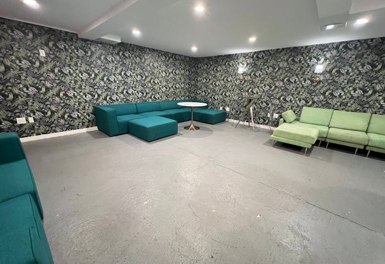 Intimate, Private Luxe Gallery Lounge - Image 1