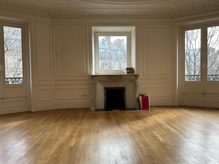 Apartment Showroom in Saint-Germain - Image 1