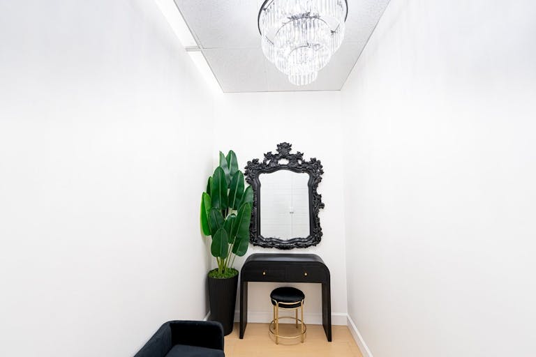 MID SIZE ALL WHITE VENUE IN ANAHEIM - Image 4