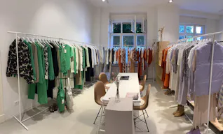  Stilvoller Showroom für Fashion & Accessoires zur temporären Vermietung Berlin Wedding – 130 m² – Erdgeschoss – barrierefrei erreichbar - Image 3