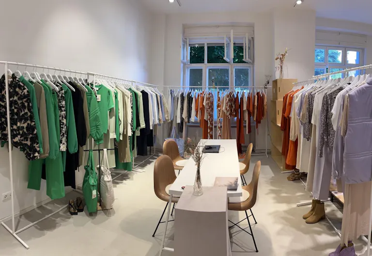 Stilvoller Showroom für Fashion & Accessoires zur temporären Vermietung Berlin Wedding – 130 m² – Erdgeschoss – barrierefrei erreichbar - Image 3