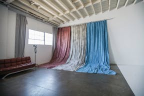 High-ceiling photo studio with a cyclorama wall - Image 5