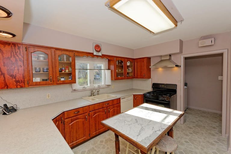 Large, bright, updated Ranch Located in the heart of Pine Hills. 3 bedroom, 2 full & 2-1/2 baths - Image 2