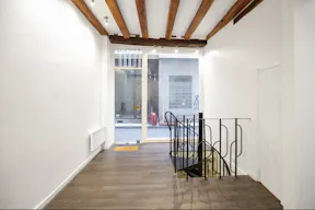 Le Marais Storefront & Vaulted Cellar – Showroom / Pop-Up, rue Chapon - Image 1
