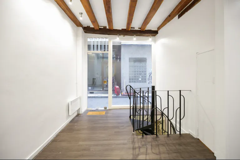 Le Marais Storefront & Vaulted Cellar – Showroom / Pop-Up, rue Chapon - Image 1