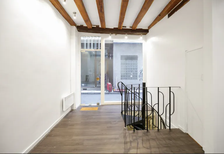 Le Marais Storefront & Vaulted Cellar – Showroom / Pop-Up, rue Chapon - Image 1