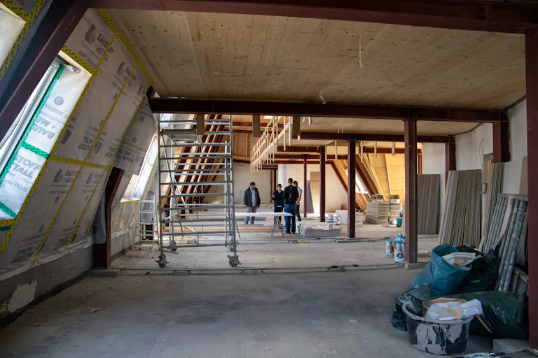 Light-Filled Rooftop Loft with Skyline Views at Kurfürstendamm - Image 4