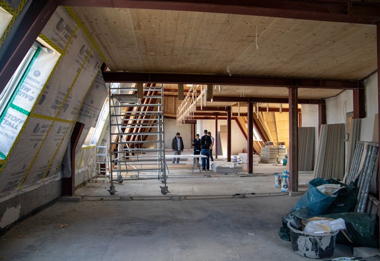 Light-Filled Rooftop Loft with Skyline Views at Kurfürstendamm - Image 4