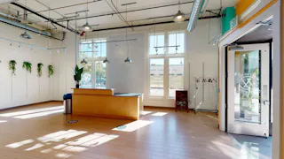 Sunlit space for pop-ups and meetings - Image 5