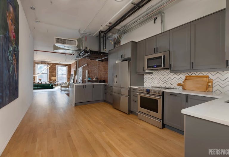 Chic, Old School Soho Loft with Natural Light, Made for Instagram, E-Commerce & Creatives - Image 4