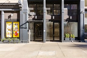 Beautiful White Box in Tribeca - Image 10