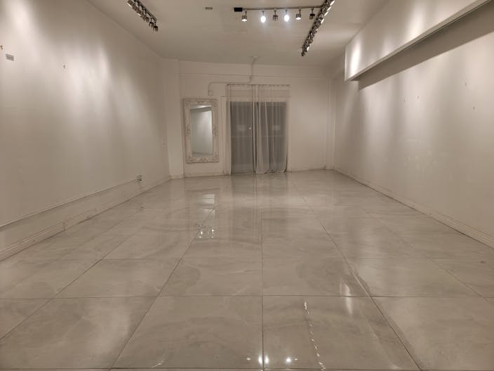 Stunning All White Marbled Gallery - Image 4