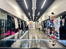 Melrose ave. New build, central location, high ceiling, multi purpose space - Nestled among luxury brands like Gucci and streetwear hotspots - Image 1