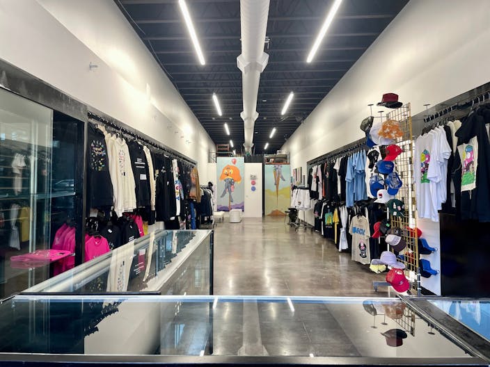 Melrose ave. New build, central location, high ceiling, multi purpose space - Nestled among luxury brands like Gucci and streetwear hotspots - Image 1