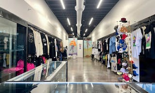 Melrose ave. New build, central location, high ceiling, multi purpose space - Nestled among luxury brands like Gucci and streetwear hotspots - Image 1