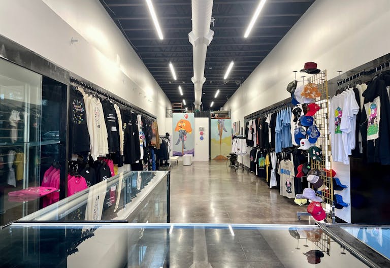 Melrose ave. New build, central location, high ceiling, multi purpose space - Nestled among luxury brands like Gucci and streetwear hotspots - Image 1