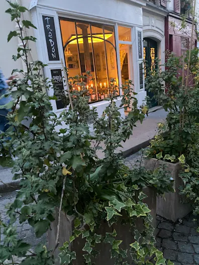 Café Boutique Ephémère in Montmartre - Image 1