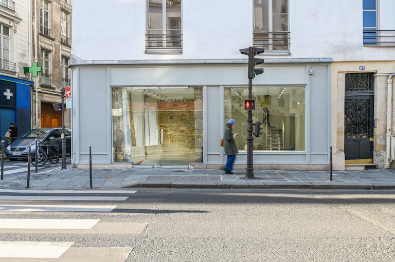 Corner Boutique on Rue de Turenne - Image 0