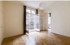 Gorgeous Showroom in Champs-�lys�es - Image 3