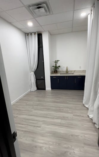 Newly renovated Private Suite for rent in Beauty Salon - Image 0