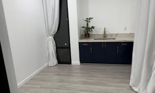 Newly renovated Private Suite for rent in Beauty Salon - Image 0