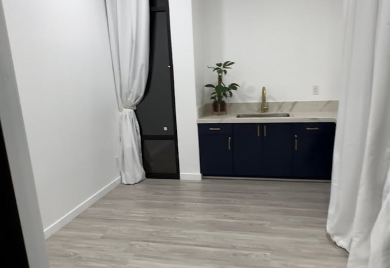 Newly renovated Private Suite for rent in Beauty Salon - Image 0