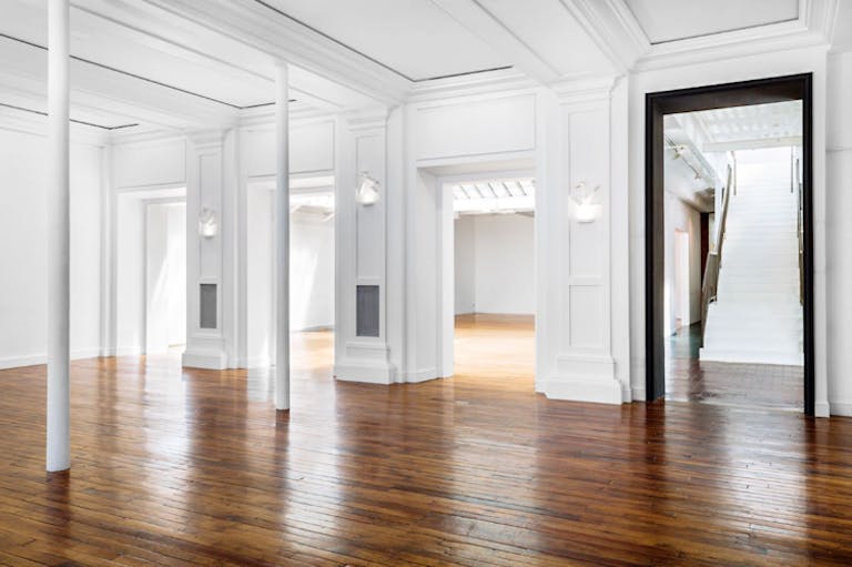Amazing Palais Royal Showroom - Image 3
